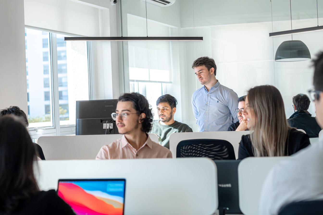 Equipe da Espresso Labs trabalhando junta no escritório