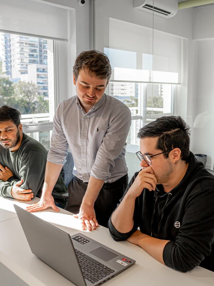 Desenvolvedores da Espresso Labs revisando c&oacute;digo juntos