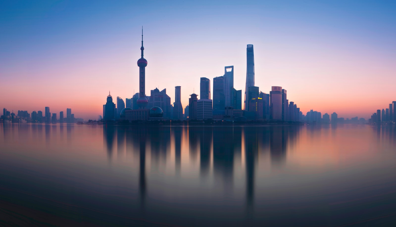 Skyline de Lujiazui refletido no rio Huangpu, em Shanghai, destino da missão do Devint no Soft Landing China