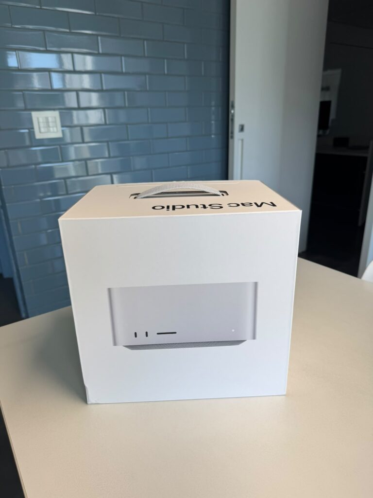 Caixa fechada do Mac Studio sobre uma mesa